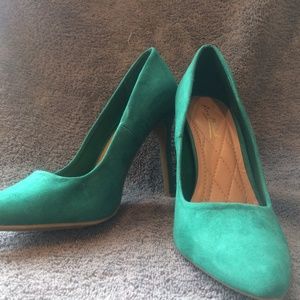 Anne Michelle Green Pump